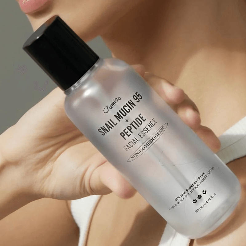 حفظ جوانی و شادابی پوست با اسنس آبرسان حلزون جومیسو مدل Snail Mucin 95